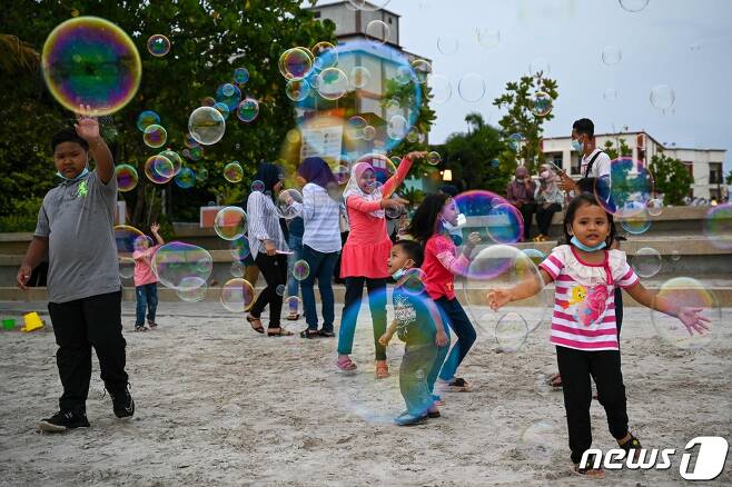말레이시아가 다음달 말까지 '위드 코로나(코로나19와의 공존)'로 전환하는 것을 목표로하고 있다. © AFP=뉴스1 © News1 정윤영 기자