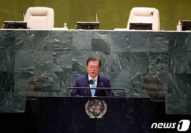 문재인 대통령이 20일(현지시간) 뉴욕 유엔본부에서 열린 제76차 유엔 총회 SDG Moment(지속가능발전목표 고위급회의) 개회 세션에서 발언하고 있다. © AFP=뉴스1