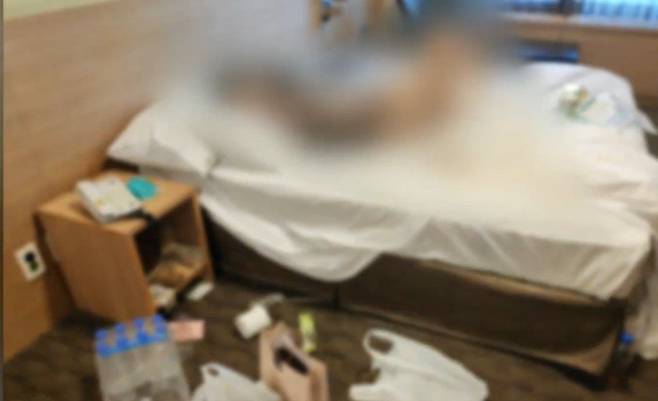 자신이 돌보는 코로나 환자의 알몸 사진을 몰래 찍어 지인에게 보낸 요양보호사가 경찰 수사를 받고 있다. 사진은 해당 요양보호사가 지인에게 보낸 사진이다. 침대위에 누워있는 이는 노숙인 환자로, 알몸 상태로 누워 있었다. /연합뉴스TV 캡처