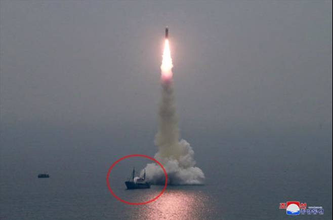 북한이 2019년 10월 2일 신형 잠수함발사탄도미사일(SLBM) '북극성-3형'을 성공적으로 시험발사했다. 미사일 발사 위치 바로 옆에 선박(붉은 원)이 떠 있는 모습이 보이는데 수중발사대가 설치된 바지선을 끌고온 견인선으로 추정된다. /조선중앙통신 홈페이지 캡처