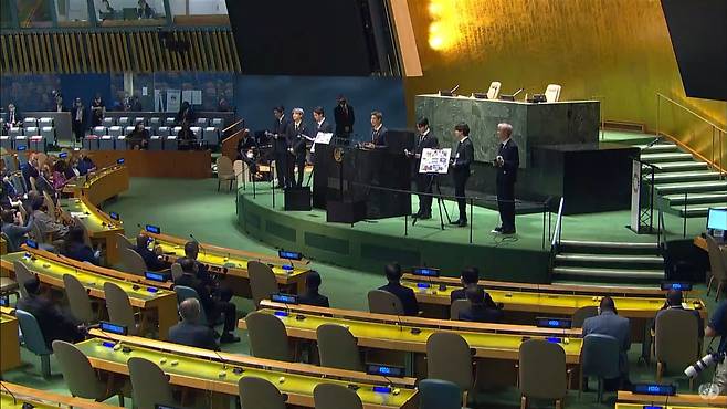 방탄소년단(BTS)이 20일(현지 시각) 미국 뉴욕 유엔총회장에서 열린 'SDG 모멘트'에서 연설하고 있다. /KTV 유튜브 캡처