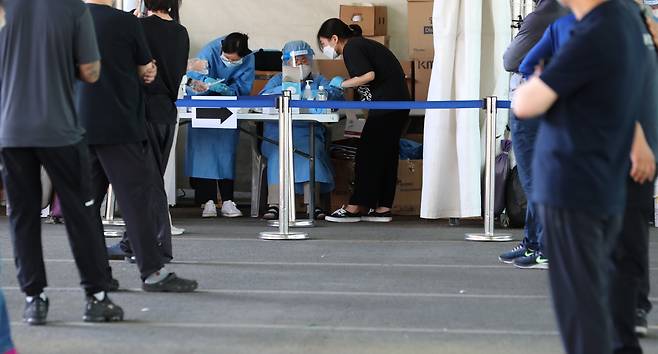 서울 송파구 가락시장에 재설치된 선별검사소에서 의료진이 검사를 준비하고 있다. / 연합뉴스