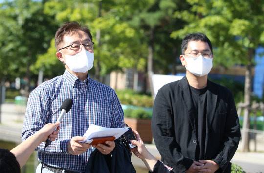 국민의힘 대선 예비후보인 최재형(왼쪽) 전 감사원장이 20일 오후 서울 마포구 경의선숲길에서 자영업자 단체 대표들과 함께 '비과학적 방역 규제 전면 해제하라!'라는 제목의 성명을 발표하고 있다.최재형 캠프 제공