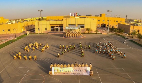 아랍에미리트(UAE)에 파병된 아크부대 장병들이 부대 연병장에 '한가위'란 글자 모양을 만들어 국민들에 추석 인사를 전하고 있다. 사진=합참 제공