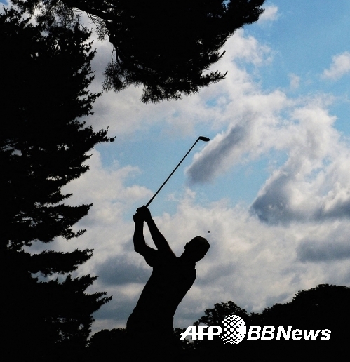 타이거 우즈도 하지 못한 미국프로골프(PGA) 투어 대회 18홀 한 라운드 58타를 기록한 짐 퓨릭이 골프 스윙을 하는 모습이다. 그는 자신만의 8자 스윙으로 유명하다. 사진제공=ⓒAFPBBNews = News1