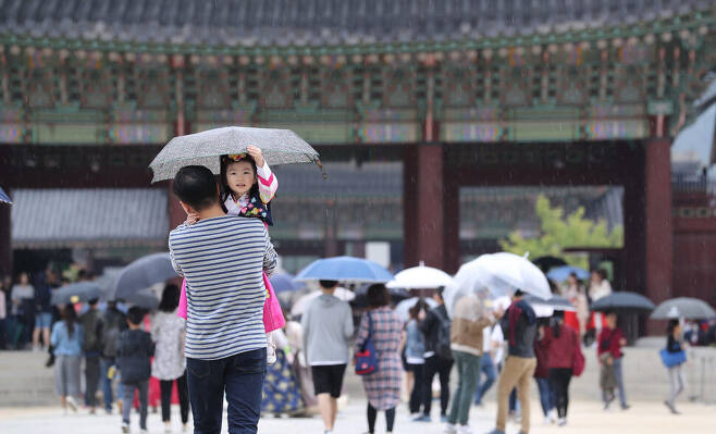 비 내리는 추석 연휴인 지난 2017년 10월1일 관광객과 시민이 우산을 쓰고 경복궁 나들이를 하고 있다. 연합뉴스