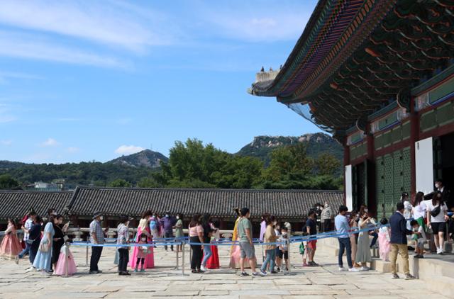 추석을 하루 앞둔 20일 서울 경복궁을 찾은 시민과 외국인 관광객이 즐거운 시간을 보내고 있다. 뉴시스