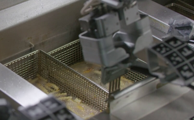 미국 패스트푸드점인 화이트캐슬의 주방에서 감자튀김을 만드는 조리 로봇의 모습. 코트라 제공
