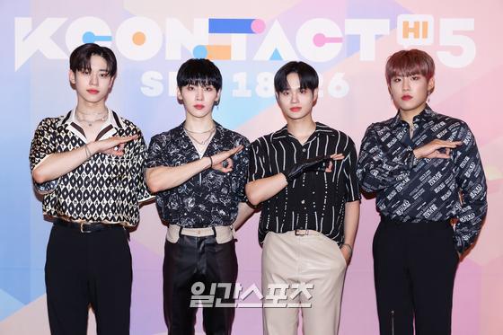 Members of AB6IX (AB6IX - Jeon Woong, Kim Dong-Hyun, Park Woo-jin, Lee Dae-hwi) attended the fifth season of KCON:TACT (KCON:TACT) held on the 18th, and have photo time.KCON:TACT HI 5 will be released exclusively through Teabing in Korea, and overseas fans can meet through KCON official and Mnet K - POP YouTube channel.