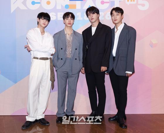 Highlight-Yoon Doo-joon Yang Yo-seob Lee Gi-kwang Son Dong-woon) members attend KCON:TACT (KCON:TACT)s fifth season KCON:TACT HI 5 held on the 18th and have photo time.KCON:TACT HI 5 will be released exclusively through Teabing in Korea, and overseas fans can meet through KCON official and Mnet K-POP YouTube channel.