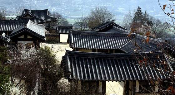 경남 하동 평사리 최참판댁은 TV 연속극의 무대로 쓰려고 새로 지은 한옥이다.