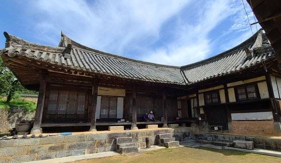 화사별서 안채 마루에서 이야기를 나누는 조한승 옹과 이상윤 숲길 이사장.