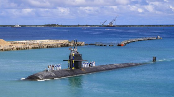 미국은 최근 호주에 핵잠수함 기술을 이전키로 했다. 이에 북한이 반발하며 미국을 비난했다. 사진은 미국의 미국의 잠수함이 괌 기지로 돌아오는 모습. AP=연합뉴스