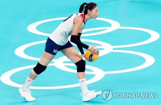 2020도쿄올림픽 여자배구에서 한국의 에이스 김연경이 서비스 지역에서 서브를 넣으려 하고 있다. [도쿄=연합뉴스 자료사진]