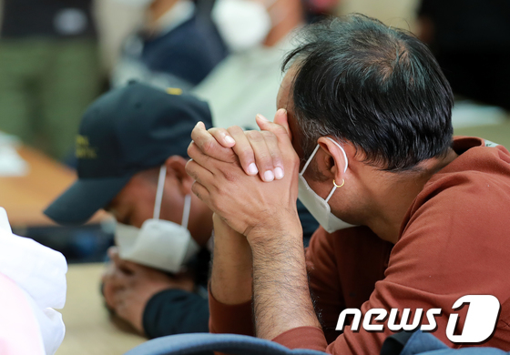 18일 오후 서울 중구 민주노총 대회의실에서 열린 고용허가제 이주노동자 강제노동 피해 증언대회에서 참석자들이 피해자의 증언을 듣고 있다.  /사진 = 뉴스1