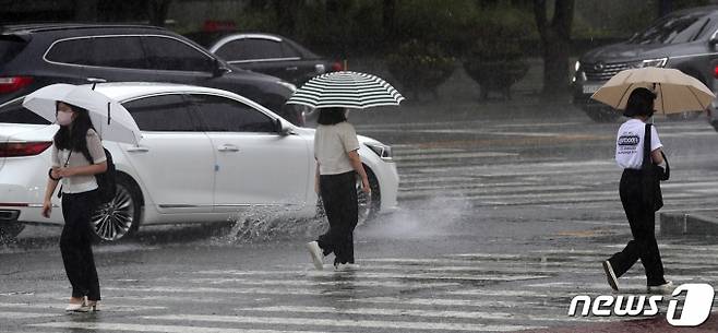내일(21일) 전국 대부분 지역에서 천둥과 번개를 동반한 강한 비가 내리겠다. /사진=뉴스1