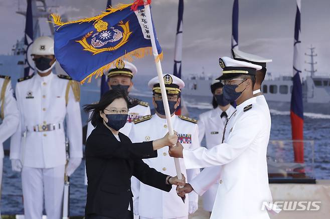 [대만=AP/뉴시스] 차이잉원(가운데) 대만 총통이 9일 대만 북동부 이란현 쑤아오 해군기지에서 자체 제작한 타장함 취역식에 참석해 깃발 전달식을 하고 있다. 2021.09.09.