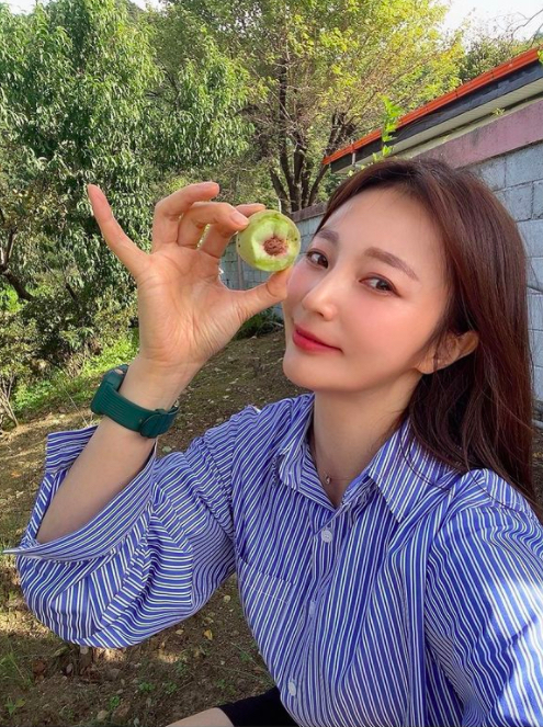 Broadcaster Ahn Hye-Kyung delivered a greeting for Chuseok.Ahn Hye-Kyung told his SNS on the 20th, It is the second Chuseok to welcome Koshi.Even if you want to go, you can meet with your family as much as you used to, but still have a happy holiday!Oh, and tomorrow, you can see the full moon everywhere in the country, so please wish for the moon. Ahn Hye-Kyung shows off a charming visual with a shirt and long hair, with a cute smile on her face.Ahn Hye-Kyung appears on SBS entertainment Should Strike