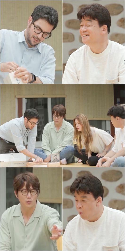 What is the Chuseok gift of Valeria Fabrizi, who shot the taste of Baek Jong-won and Sung Si-kyung perfectly?On KBS 2TVs Baek Jong-won Clath, a global food culture talk show that will be broadcast on Chuseok this evening, the story of Baek Jong-won and global newbies who left the outdoor The Lesson for Chuseok is drawn.On this day, Baek Jong-won left his first outdoor The Lesson as a quiet rural village with a home atmosphere in the wake of Chuseok, a national holiday.Baek Jong-won and Sung Si-kyung Global newcomers, who sat on their legs in the ordinary in the front yard of the country house, gave off a family-like chemistry, not a priestly house.Here we will add to the pleasure of joining Valeria Fabrizi, who has successfully returned from Italy to make rice wine and Korean notification.Valeria Fabrizi took out a special Chuseok gift from Italy for Baek Jong-won, and Baek Jong-won and global newbies were amazed at the extension, saying, What is this?Then Valeria Fabrizi delivered another gift that felt luxurious from the packaging, and Baek Jong-won was surprised and asked, How much?Sung Si-kyung looked at such a Baek Jong-won enviously but confirmed Valeria Fabrizis bespoke gift for him and smiled broadly.Baek Jong-won, who expressed satisfaction with his gift, is also wondering what the gift that made the two people fiercely nervous because he said that he coveted Thats better and Lets change.Baek Jong-won, Sung Si-kyung coveted Italian luxury goods (?)The first outdoor The Lesson scene where you can feel the identity of the gift and the Chuseok atmosphere at your home is today at 8:40 pm on KBS 2TV Baek Jong-won Clath Chuseok special feature