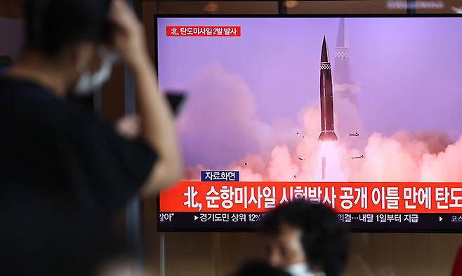 지난 15일 서울역에서 시민들이 북한의 탄도미사일 발사 소식을 접하고 있다. 연합뉴스