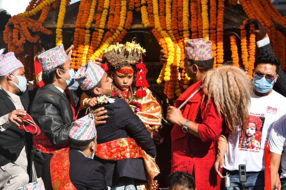 지난 19일(현지시간) 네팔 카트만두 바산타푸르 광장에서 힌두교인들의 축제인 인드라 자트라(Indra Jatra·옌야)가 열린 가운데, 살아 있는 신 ‘쿠마리’가 가마로 옮겨지고 있다. 카트만두=AFP연합