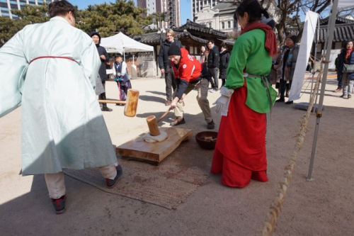 남산골 한옥마을에서 관광객들이 전통놀이를 체험하고 있다. /사진 제공=서울시
