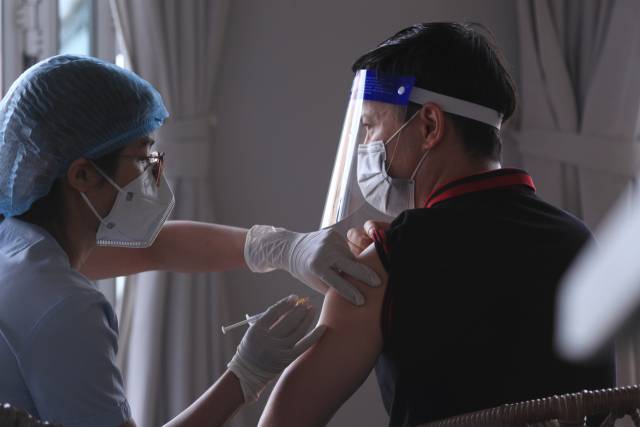 베트남 남부 붕따우에서 지난 13일(현지시간) 한 남성이 모더나의 코로나19 백신을 맞고 있다./붕따우=AP연합뉴스