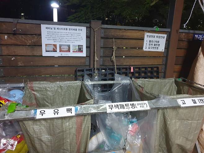 투명페트병 별도 수거함 (서울=연합뉴스) 김은경 기자 = 서울시 송파구 한 아파트 단지에 별도 설치된 투명(무색)페트병 별도 수거함.