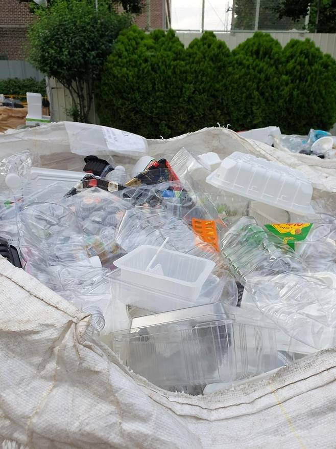 투명페트병 (서울=연합뉴스) 김은경 기자 = 서울시 영등포구 한 아파트에서 투명페트병들이 일반 플라스틱과 함께 배출돼있다.