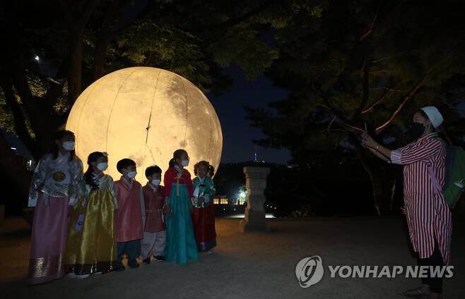 보름달을 기다립니다 지난 17일 오후 서울 종로구 창경궁 풍기대 주변에 대형 보름달 모형이 설치돼있다. [연합뉴스 자료사진]