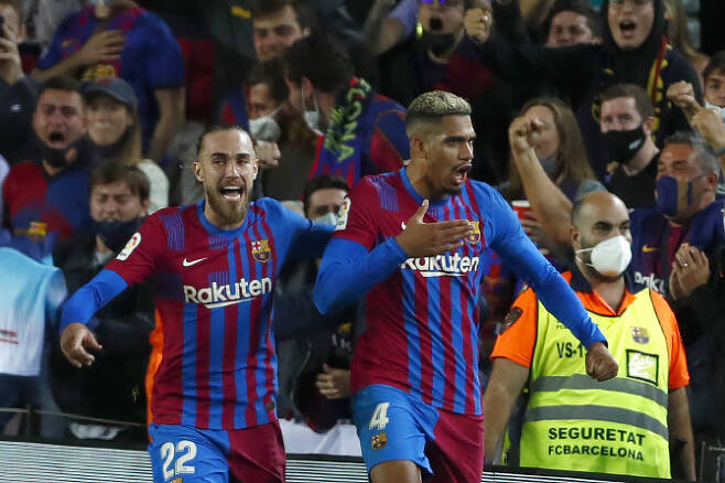 바르셀로나의 로날두 아라우호(오른쪽)가 헤딩으로 동점골을 터뜨린 뒤 팀동료와 함께 기뻐하고 있다. 사진=AP PHOTO