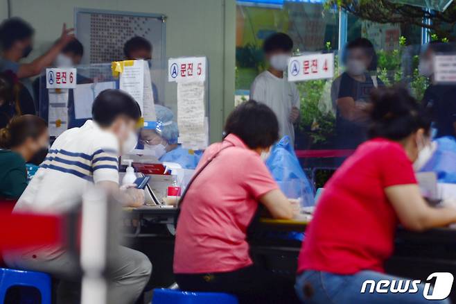 지난 4일 오후 광주 광산구보건소 선별진료소에서 의료진들이 시민들에게 문진표 작성을 안내하고 있다./뉴스1 DB © News1