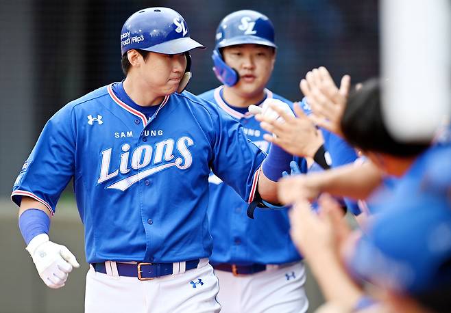 삼성 김동엽이 21일 롯데전에서 동료들과 하이파이브를 하고 있다.(삼성 라이온즈 제공)© 뉴스1