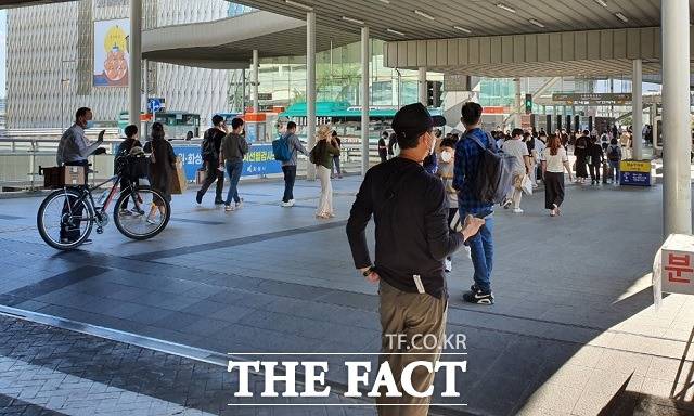 추석을 사흘 앞둔 18일 수원역에서 만난 다수의 시민은 폭등한 집값을 문제 삼으며 부동산 가격을 안정화할 수 있는 대선 주자를 선택할 것이라고 했다. /수원=신진환 기자