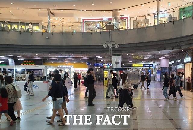 지난달 수도권 집값이 13년 만에 가장 높은 상승률을 기록했다. 한국부동산원이 발표한 8월 전국주택가격동향조사에 따르면 지난달 전국 주택종합(아파트·단독·연립주택) 매매가격은 0.96% 올라, 지난달(0.85%)보다 상승폭이 확대됐다. /수원=신진환 기자
