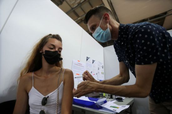 지난달 13일(현지시간) 프랑스 파리에서 한 의료 종사자가 화이자의 코로나19 백신을 맞고 있다. [이미지출처=로이터연합뉴스]