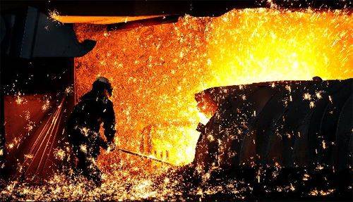 철강 업종은 원자재 수입단가 하락으로 수혜가 기대되고 있다. 충남 당진 현대제철 제2고로에서 근로자가 쇳물 작업을 하고 있다(조선일보 DB)