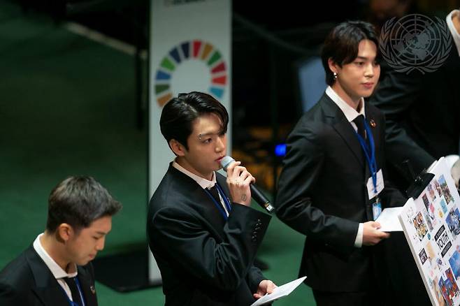 그룹 BTS(방탄소년단) 정국이 20일(현지시각) 뉴욕 유엔본부 총회장에서 열린 제2차 SDG Moment(지속가능발전목표 고위급회의) 개회식에서 발언하고 있다. 유엔 제공