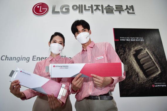 LG에너지솔루션 관계자들이 '인터배터리 2021'에서 파우치형 배터리인 '롱셀' 제품을 선보이고 있다. LG에너지솔루션 제공.