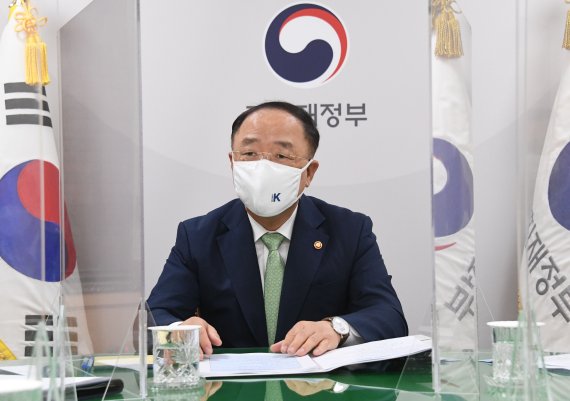 홍남기 부총리 겸 기획재정부 장관. 뉴스1