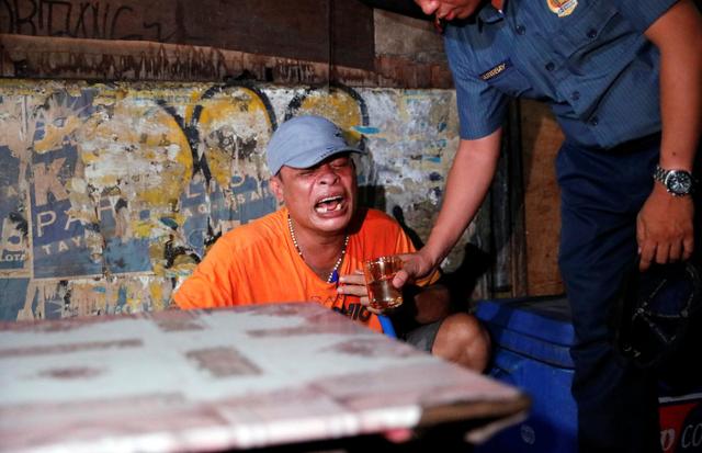 필리핀 '마약과의 전쟁' 과정에서 숨진 형제의 관 앞에서 오열하는 남성. 마닐라=로이터 연합뉴스