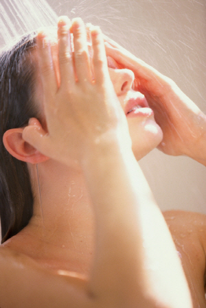샤워기로 세수하면 얼굴 피부가 자극을 받을 수 있다./클립아트코리아