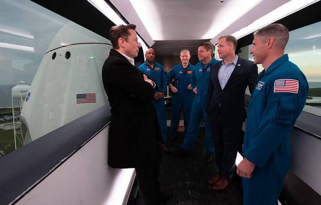 스페이스 엑스 데모-1 비행 전, 승무원들과 만난 엘론 머스크. 출처=NASA