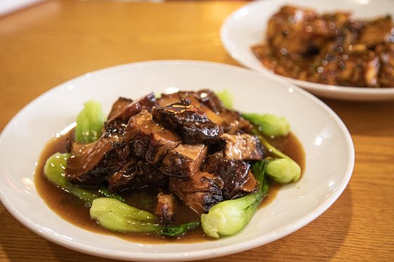 중국 음식처럼 다양한 음식도 없다고 하지만, 중추절 음식은 월병 말고 딱히 없다. 제철 채소와 고기, 해산물로 요리를 만드는 정도다. 산둥성에서는 삼겹살찜이나 어향가지 같은 요리를 많이 먹는다고 한다.