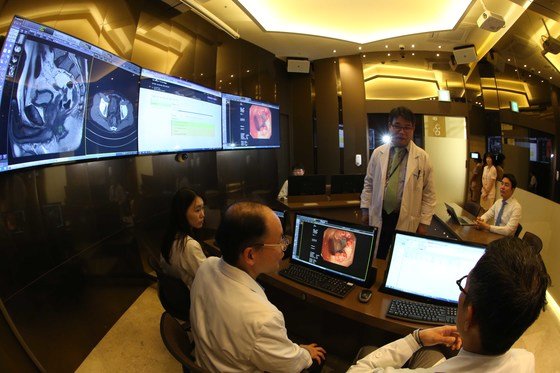 가천대 길병원은 지난 2016년 국내에서 처음으로 'AI의사' 왓슨을 도입했다. 인천 길병원에서 의료진이 왓슨을 활용해 상담하는 모습. [중앙포토]