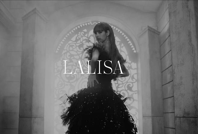 그룹 블랙핑크 멤버 리사는 지난 10일 첫 솔로 싱글 앨범 ‘라리사(LALISA)’의 타이틀곡 ‘라리사(LALISA)’를 공개했다. YG엔터테인먼트 제공