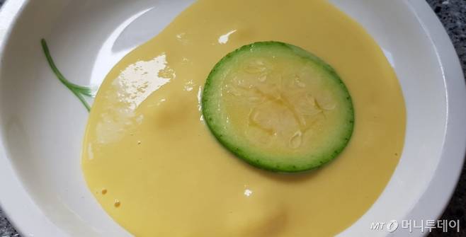 애호박에 저스트 에그를 묻히는 모습/사진= 박미주 기자