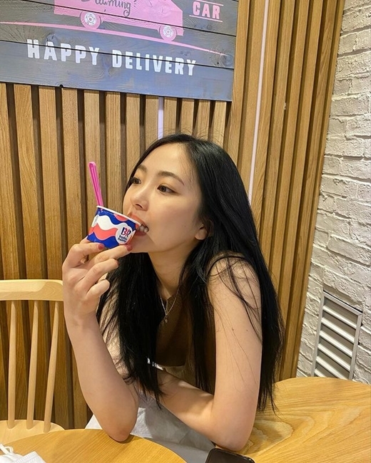 Comet (real name Yang Hye-sun and 22) of girl group Elis told the recent Chuseok holiday.Comet Elis posted a photo on Instagram   on Tuesday, with only a short chillin: a daily photo of a Comet who went to eat Ice cream.In the photo of the Ice cream cup in the mouth, the goddess Beautiful looks such as the stiff nose and the sleek jaw line of Elis Comet steals the gaze. Netizens responded such as Hye Seo-ni pretty.When a fan asked, Is that Minchoco?, the Comet even replied, Yogert!Comet debuted as Elis in 2017 and is loved by K-pop fans.
