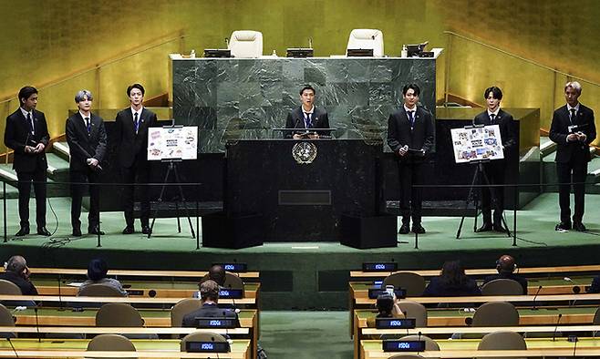룹 방탄소년단(BTS)이 20일(현지시간) 뉴욕 유엔본부에서 열린 제76차 유엔 총회 SDG Moment(지속가능발전목표 고위급회의) 개회 세션에서 발언하고 있다. 청와대 제공