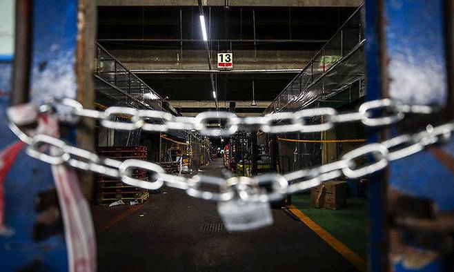 서울 송파구 가락농수산물종합도매시장에서 일부 시설이 폐쇄되어 있다. 뉴시스